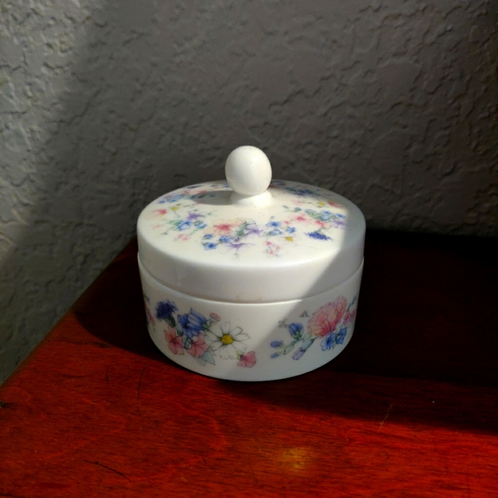 Wedgwood "Angela" round trinket box